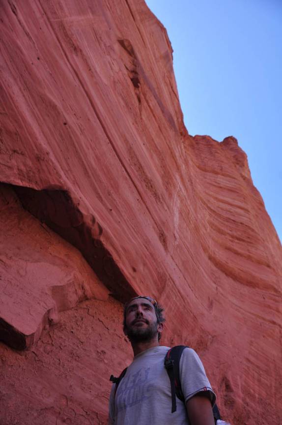 As gigantescas pareds avermelhadas da Puerta de Talampaya, no Parque Nacional Talampaya, na Argentina